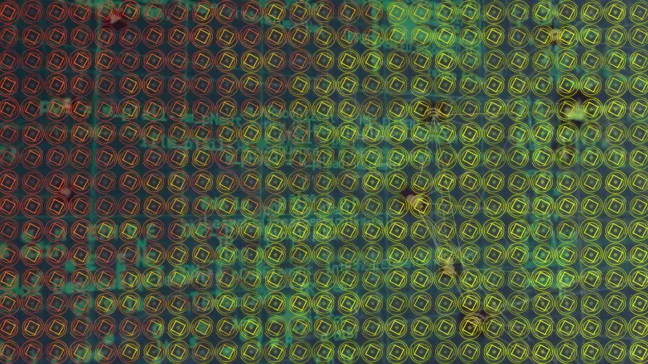 Animazione di un design con motivo a forme astratte su globi di icone digitali che ruotano e elaborazione dati.