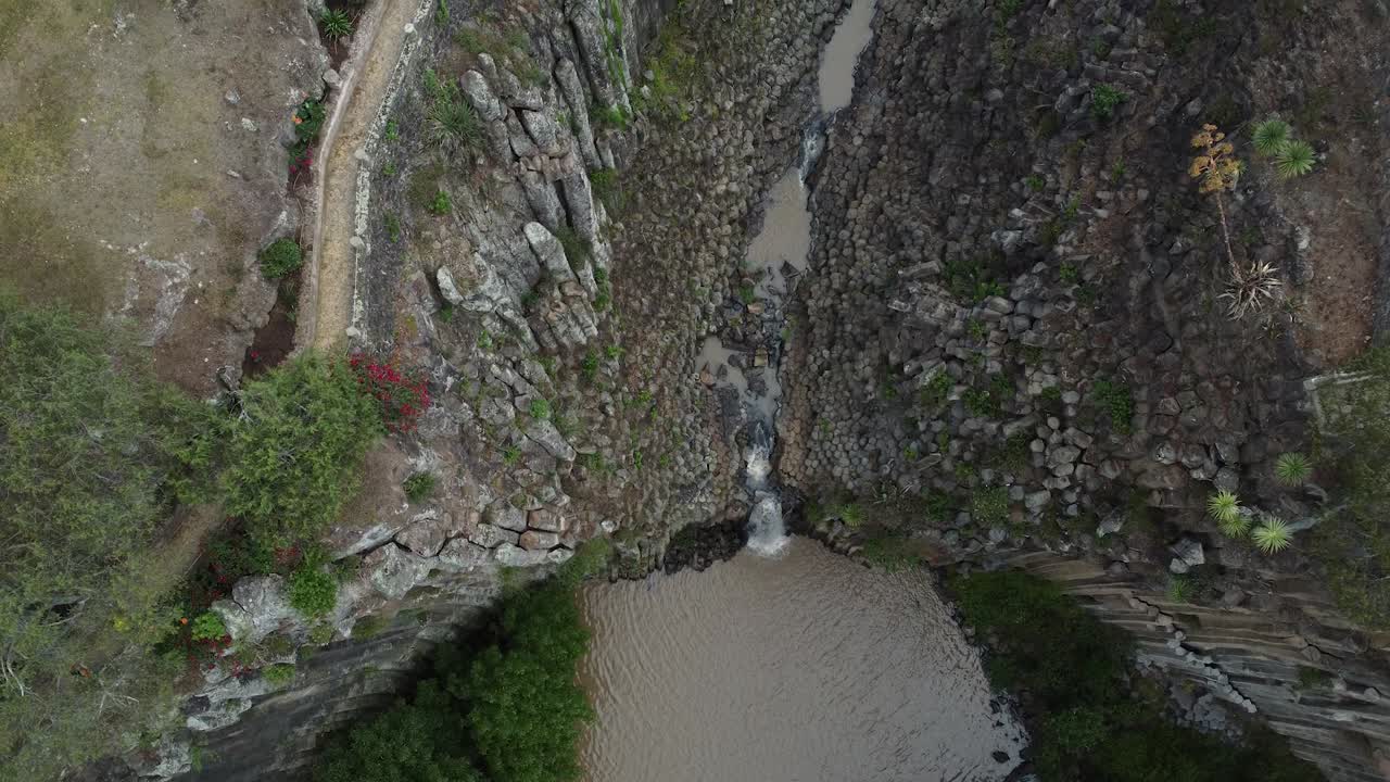 drone view de los prismas basálticos, donde se encuentran los prismas de hidalgo y el rancho de santa maria regla