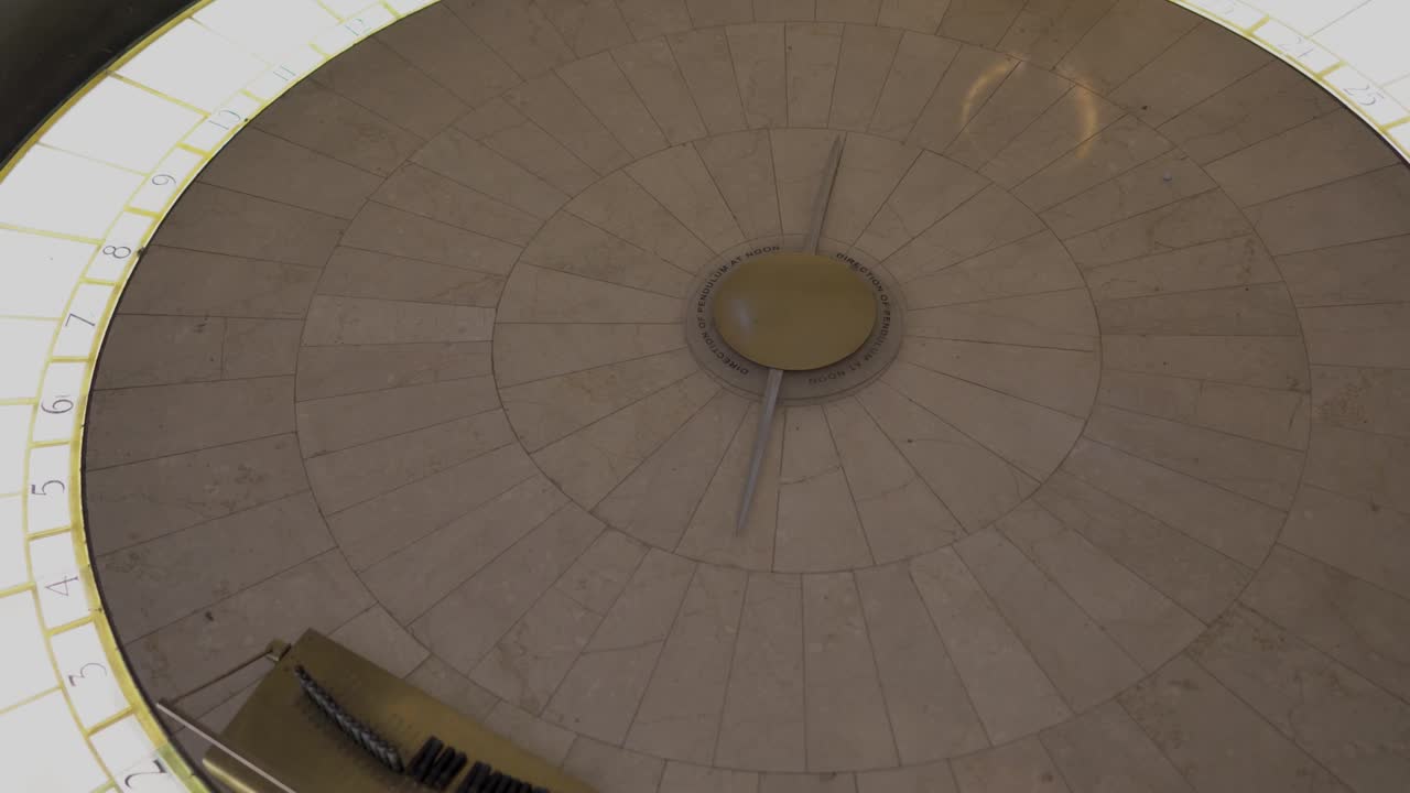 de cerca épico gran péndulo balanceándose de delante hacia atrás