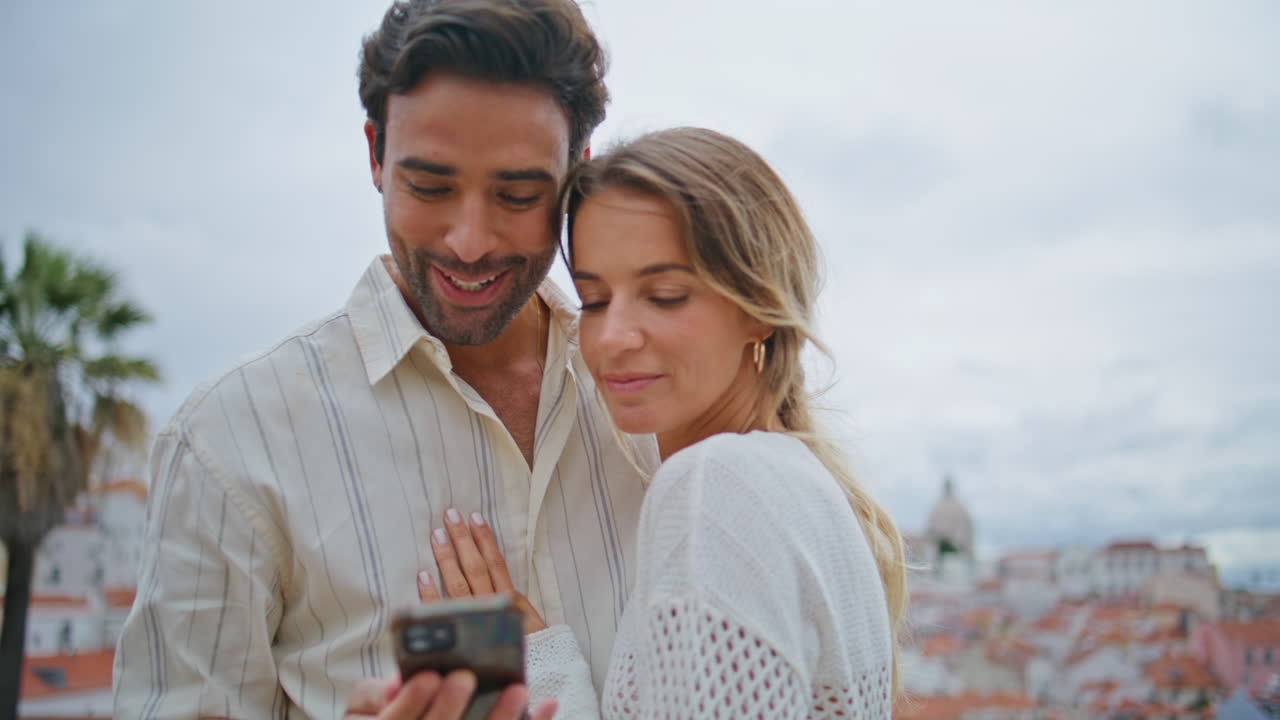 Coppia felice che si scatta un selfie in vacanza al mare, primo piano. Innamorati che si godono l'appuntamento.