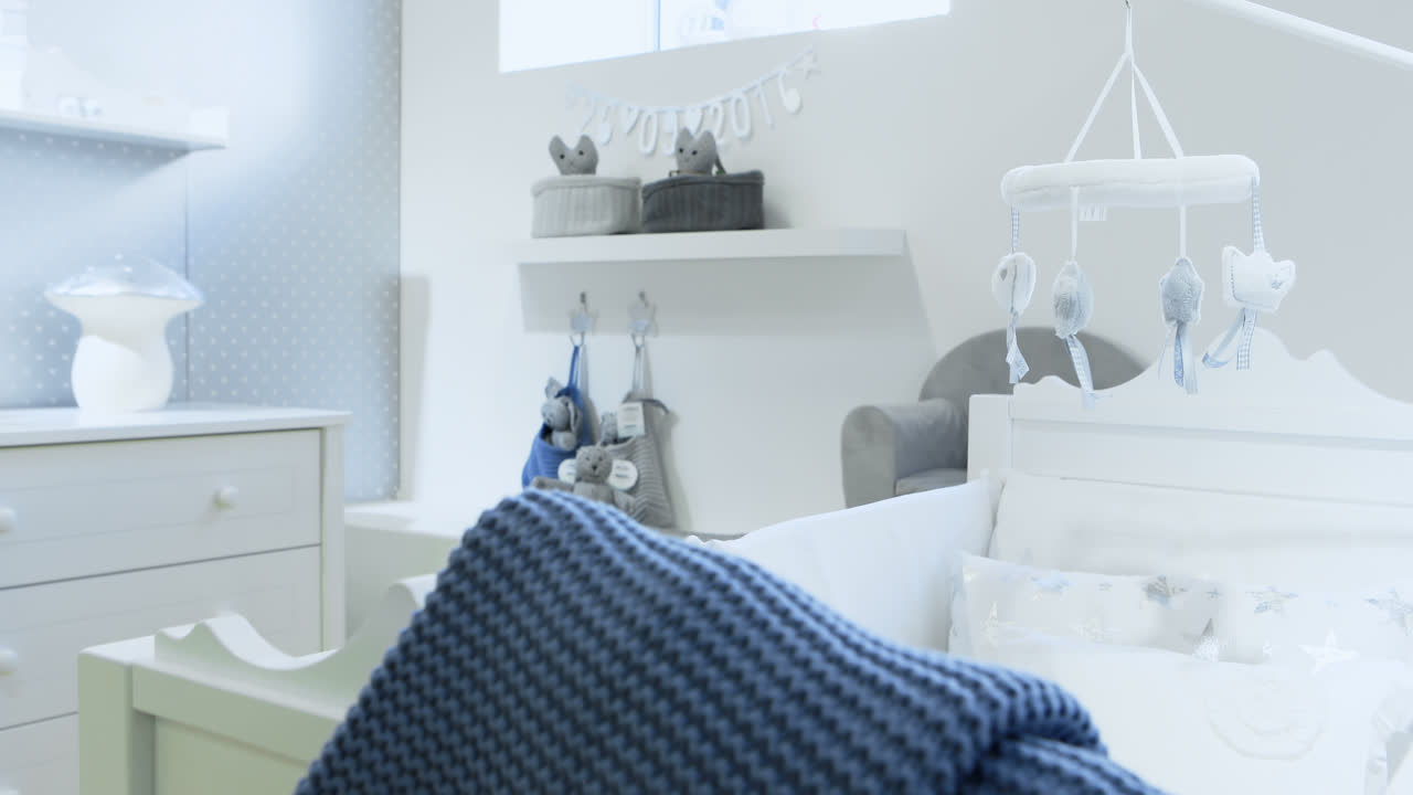 아기 침대 위에 회전하는 장난감 4k