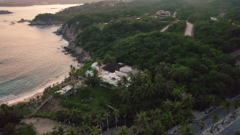 Rotierende-Luftaufnahme-Der-Sonnenuntergangslandschaft-Entlang-Der-Faszinierenden-Küste-In-Huatulco,-Mexiko