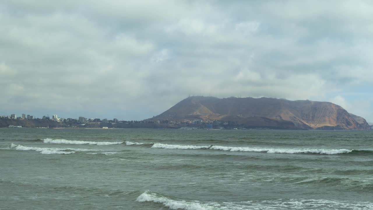 miraflores, lima, peru 4k- timelapse에서 morro solar and sea