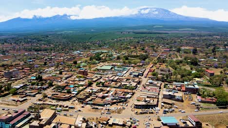 pueblo rural de kenya con el kilimanjaro en el fondo