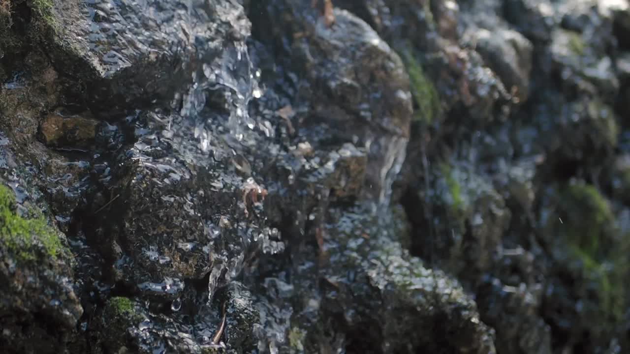 바위 아래로 떨어지는 물