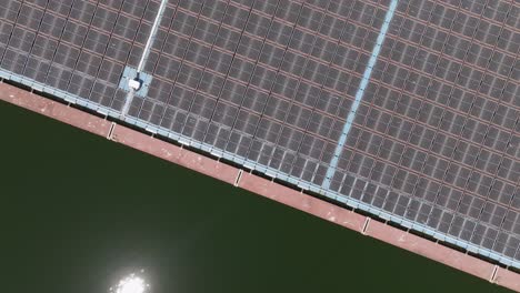 Girando-Sobre-Un-Gran-Panel-Solar-Flotante-Y-El-Reflejo-Del-Sol-En-El-Agua