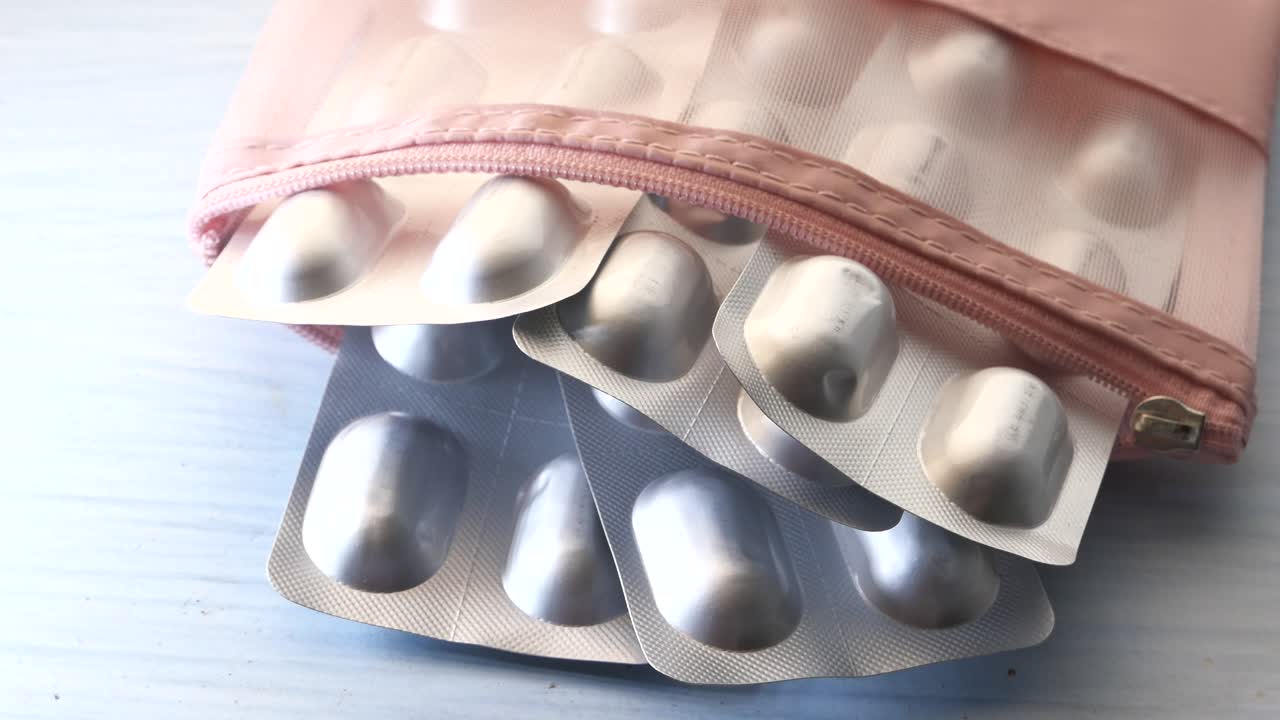 분홍색 mesh 가방과 약 패키지