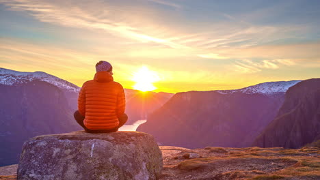 Lapso-De-Tiempo-De-5k-Del-Hombre-Sentado-En-La-Roca-En-La-Cima-De-La-Montaña-Y-Disfrutando-De-La-épica-Puesta-De-Sol-Dorada-En-La-Cima-Después-De-La-Caminata-En-Otoño---Paisaje-Pacífico-Sobre-Las-Montañas-Que-Relaja-El-Alma