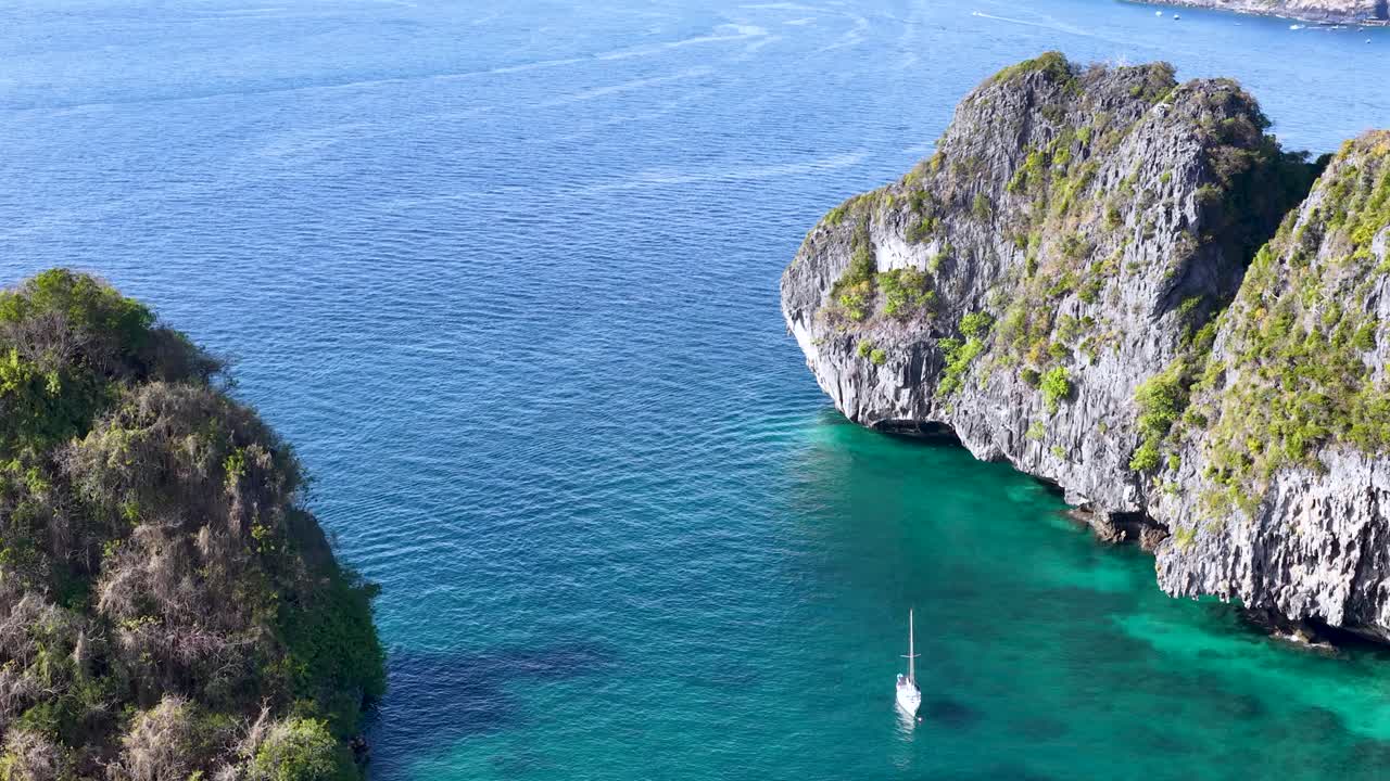 Cảnh quay từ trên cao góc nhìn rộng những vách đá vôi nhiệt đới và làn nước biển màu xanh ngọc ở Thái Lan.