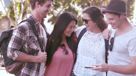 amigos hipsters sonrientes de pie juntos