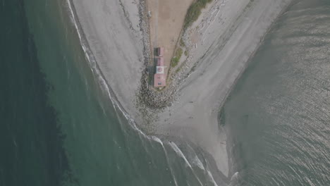 Imágenes-Aéreas-Estáticas-De-Una-Cabeza-De-Playa-Con-El-Faro-De-West-Point-En-La-Punta-De-La-Masa-Terrestre-En-Seattle