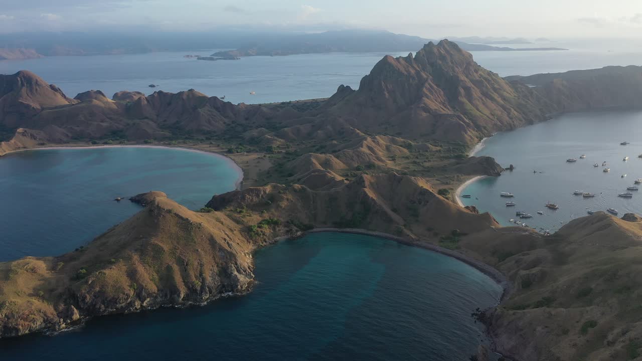 vista aérea de la isla de padar, parque nacional de komodo, indonesia
