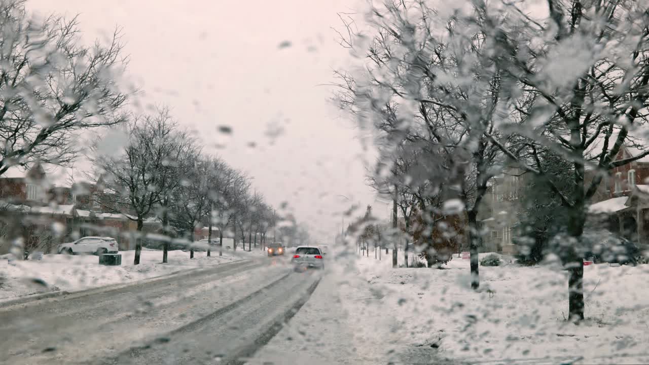 비가 오는 날 에 바람창 에 방울 이 떨어집니다.