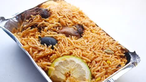 pollo biryani en un recipiente desechable