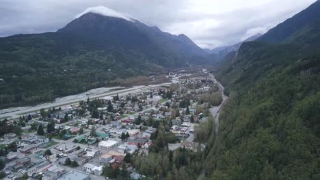 skagway, alaska, vista de la ladera de la montaña, desde el aire, ciudad del valle de la montaña, verano de alaska, ubicación turística