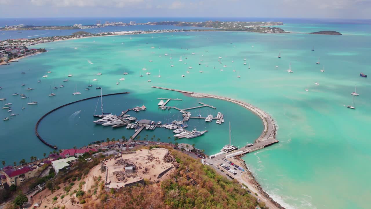 Un maestoso sorvolo della costa di St. Martin dall'alto