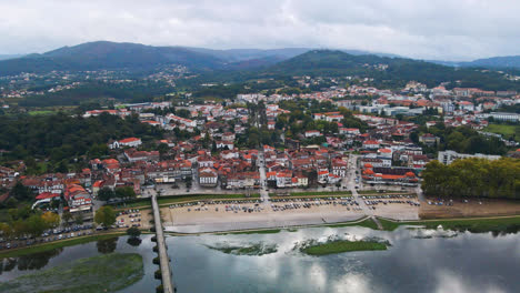 Impresionantes-Imágenes-Aéreas-De-Drones-4k-De-Un-Pueblo---Ponte-De-Lima-En-Portugal-Y-Su-Emblemático-Monumento---Puente-Romano-De-Piedra-Que-Cruza-El-Río-Lima