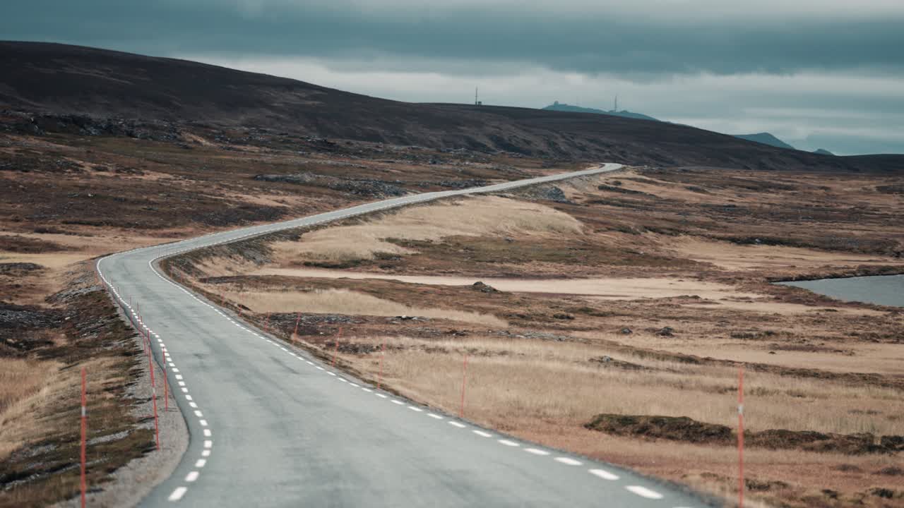 황량하고 바람이 많이 부는 창백한 가을 풍경을 가로지르는 좁은 시골길