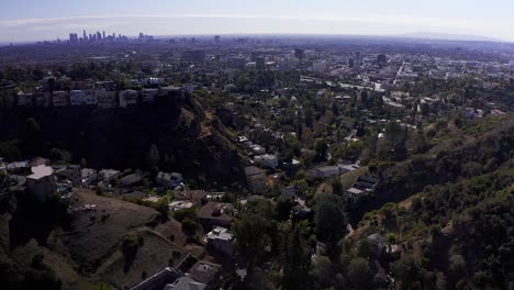 Amplia-Toma-Aérea-Descendente-Sobre-Las-Colinas-De-Hollywood