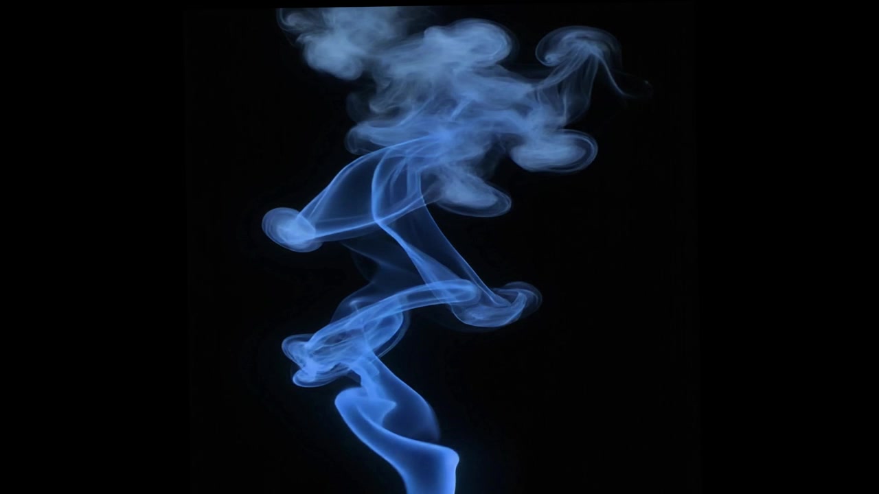 Abstract Fumo blu che gira su uno sfondo nero