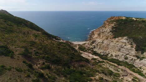 Sommerstrandlandschaft-Sesimbra-Portugal-Luftaufnahme