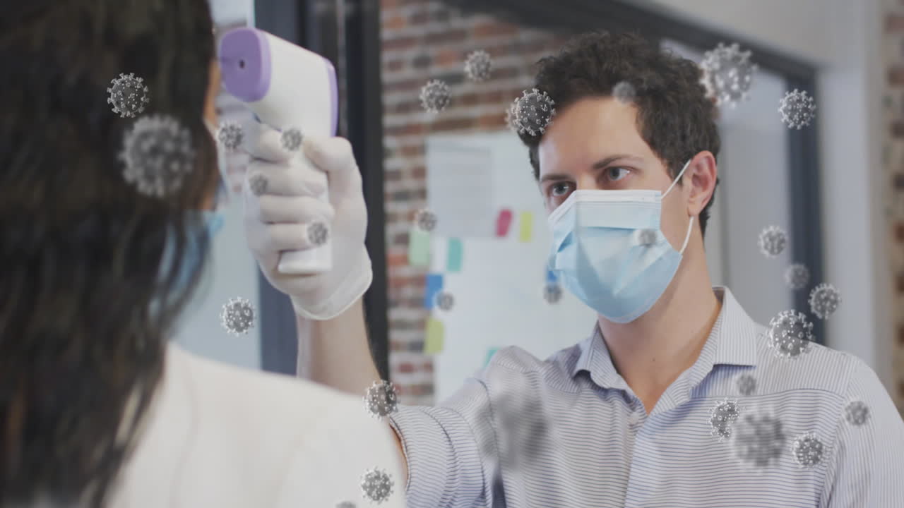 animación de células de covid-19 sobre un hombre con máscara facial midiendo la temperatura de una mujer