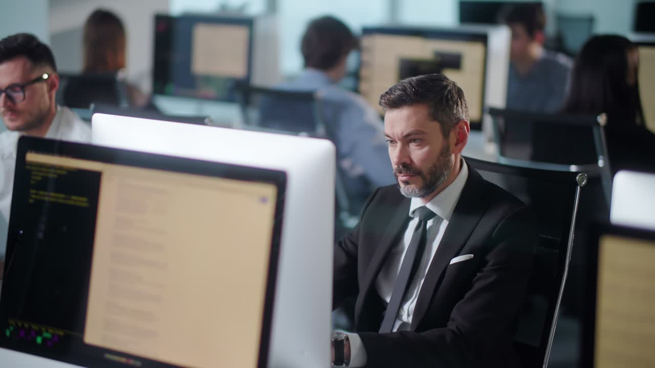 hombre de negocios creativo profesional trabajando en una computadora de cubierta en una oficina de espacio abierto. hombre profesional escribiendo en el teclado de la pc. retrato de hombre de negocios positivo mirando la pantalla de la computadora en el interior