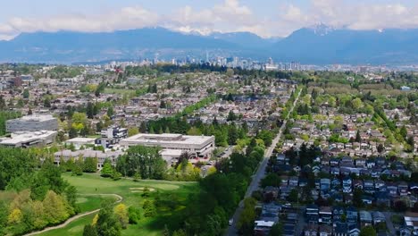 Volando-Sobre-La-Comunidad-Expansiva-De-Oakridge-Alrededor-De-La-Calle-Principal-Y-50-De-La-Ciudad-De-Vancouver,-Canadá