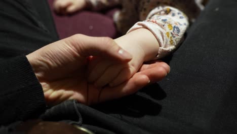 bebé infante holdings childs con padre adulto - concepto de paternidad familiar de primer plano