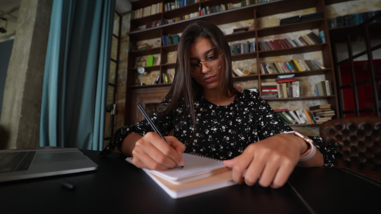 mujer estudiando en un café