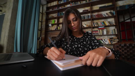 mujer estudiando en un café