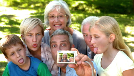 en cámara lenta un hombre tomando una foto de su alegre familia extendida