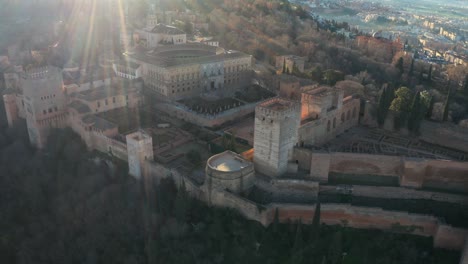 alhambra drone aéreo, el sol brillante brillando sobre el palacio de la alhambra en granada, españa