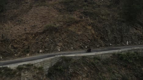 cabalgando en bicicleta por el peligroso camino de la india en chitkul, spiti valley.