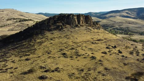 volando sobre pompadour bluff en ashland, oregon, estados unidos