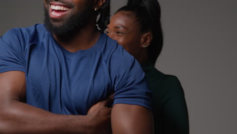 close-up de atletas sonrientes masculinos y femeninos en ropa de fitness entrenando en el gimnasio calentándose y preparándose para un evento deportivo