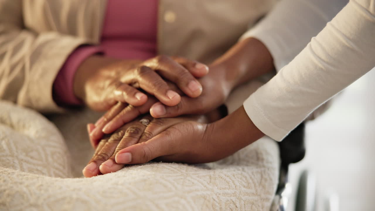 tener las manos, el apoyo y el primer plano de la gente