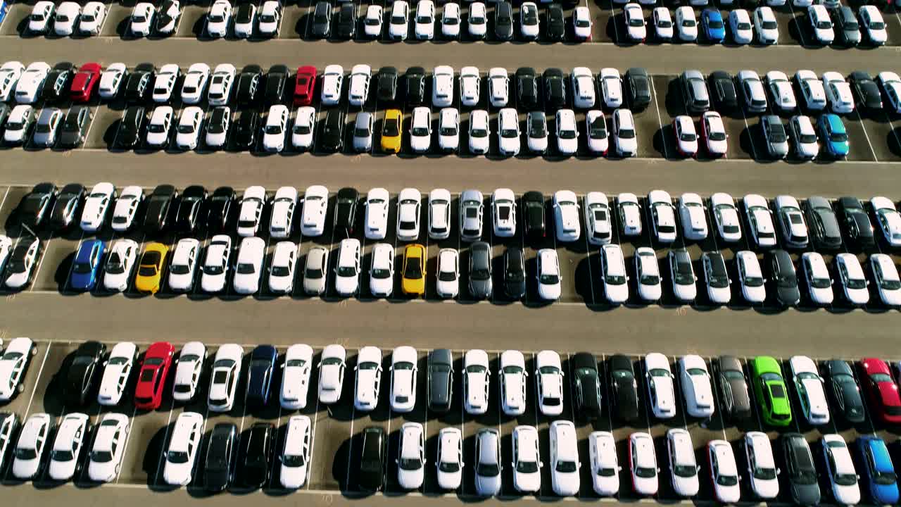 거대한 물류 센터에 선적될 준비가 된 완성차의 항공 영상