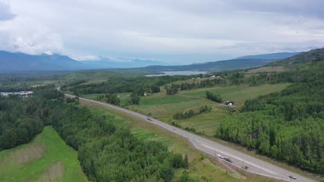 Abenteuer-Auf-Dem-Highway-16:-Erkundung-Der-Landschaftlichen-Schönheit-In-Der-Nähe-Des-Bulkley-River-In-Smithers,-BC