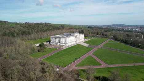 Camera-pan-up-to-reveal-Stormont,-Belfast-Parliament-Buildings-from-above-on-a-sunny-day