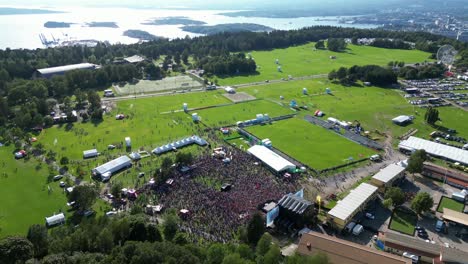 Varios-Miles-De-Personas-Se-Han-Reunido-En-Ekebergsletta-En-Oslo.