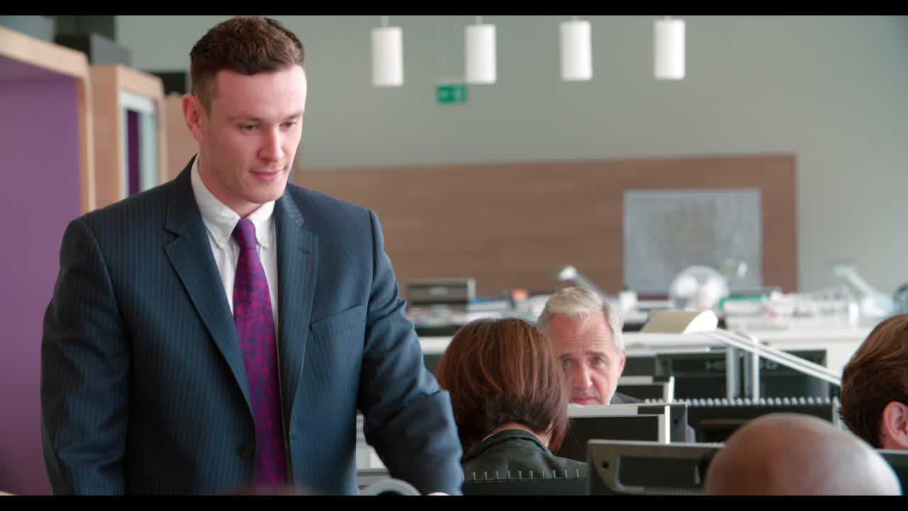dentro del vestíbulo vacío de un edificio de negocios moderno