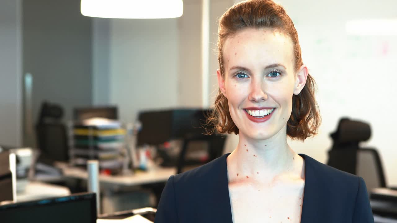 Smilende forretningskvinne som står på kontoret