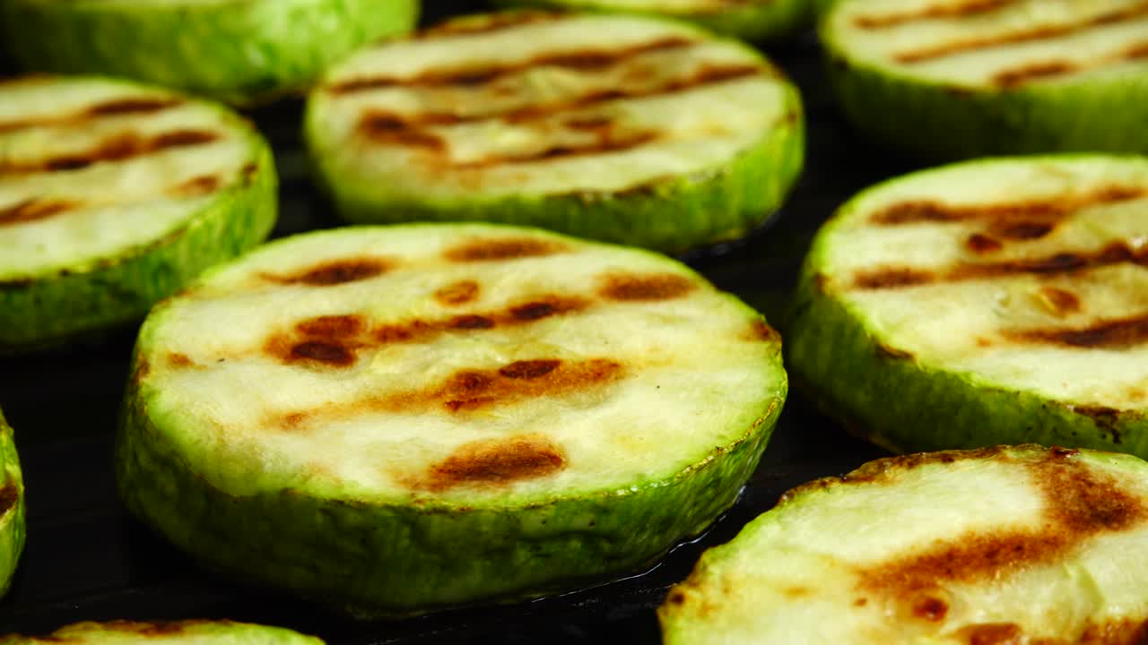 긴 zucchini 조각은 그릴 팬에 회전합니다.