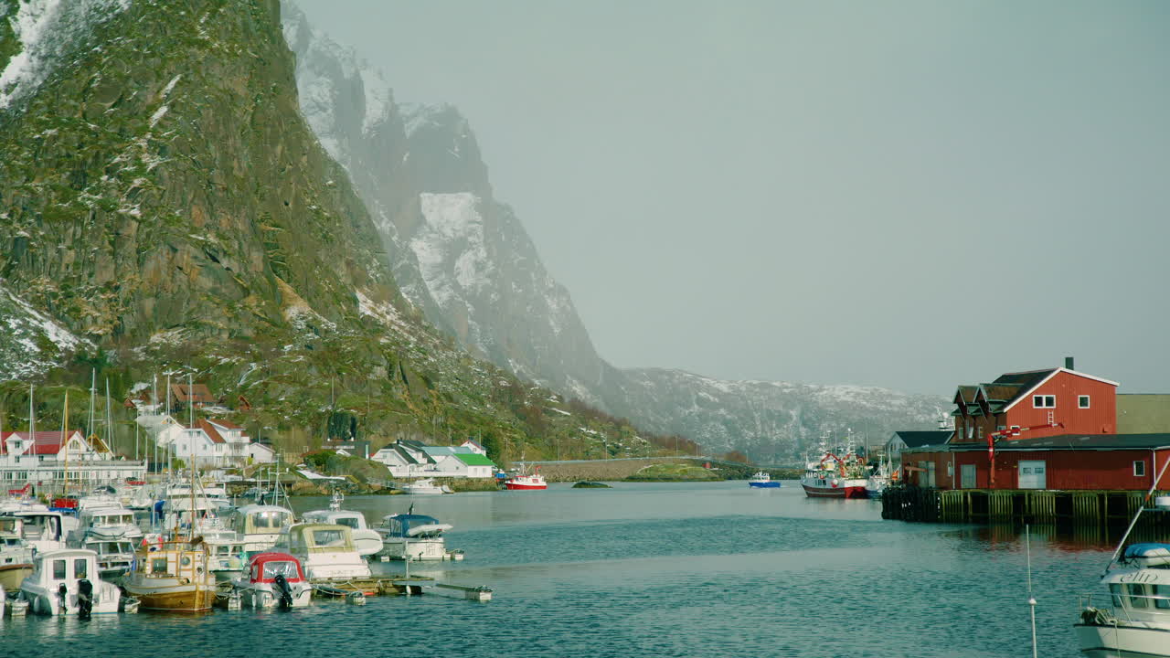 toma cinematográfica del puerto de svolvaer, el archipiélago de lofoten, noruega
