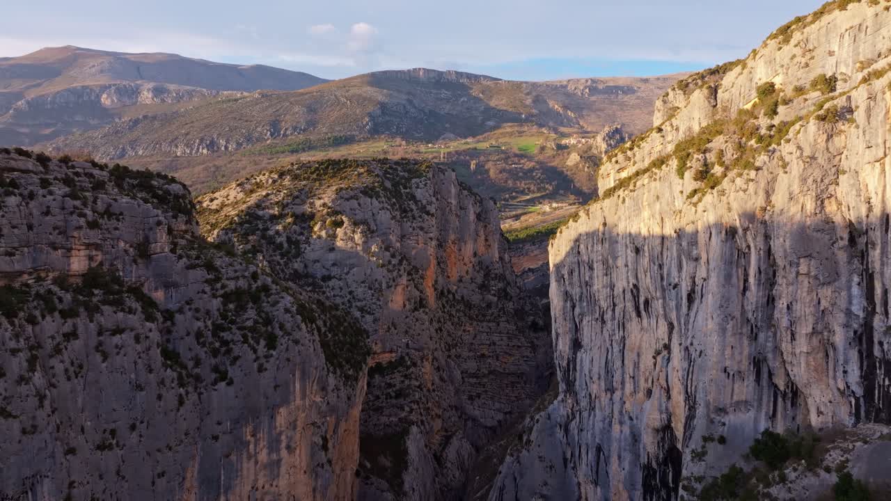 Vista aerea delle Gole del Verdon che risplendono nella luce serale, Francia meridionale.