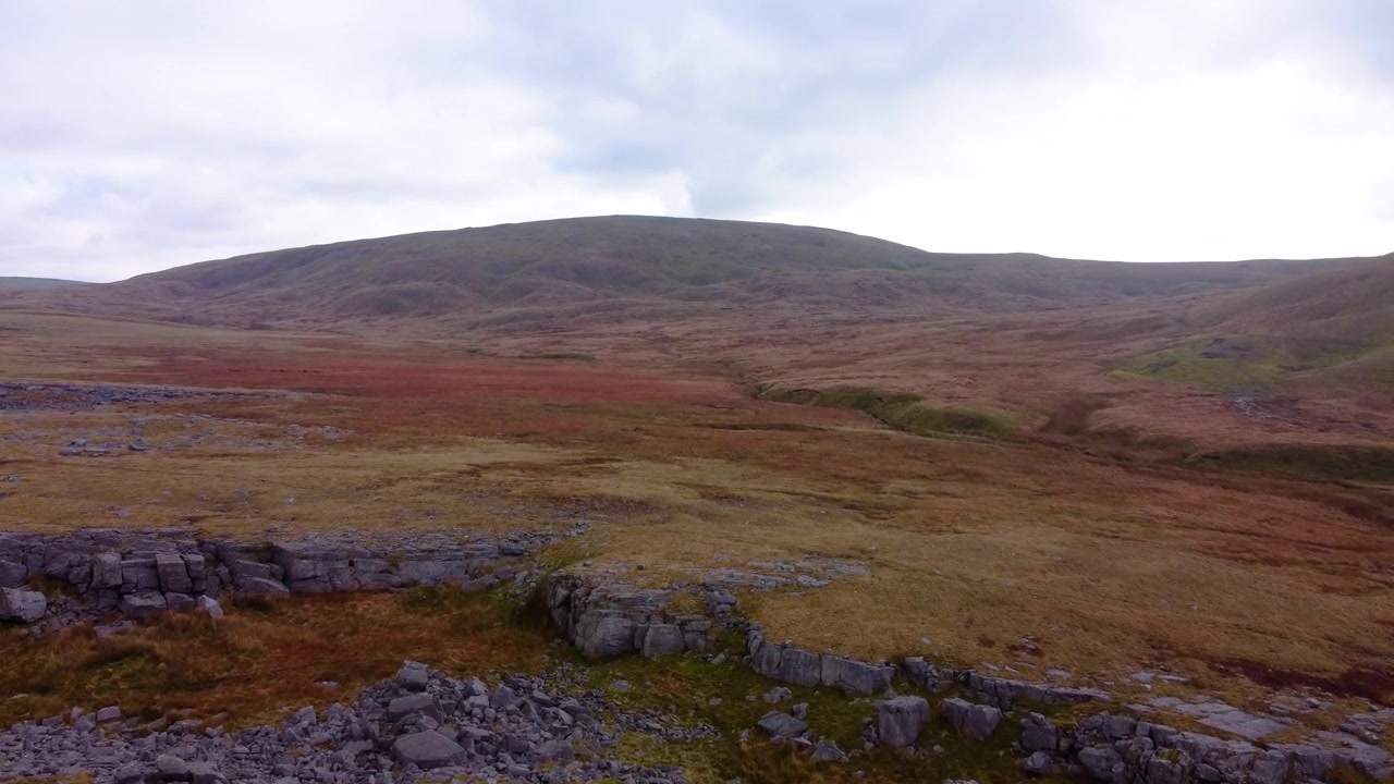 Vista aerea da drone in rapido movimento del paesaggio roccioso di Brecon Beacons Bannau Brycheiniog Black Mountain con nuvole scure in Galles, Regno Unito. Escursionismo, Viaggi, Riprese drone 4K.