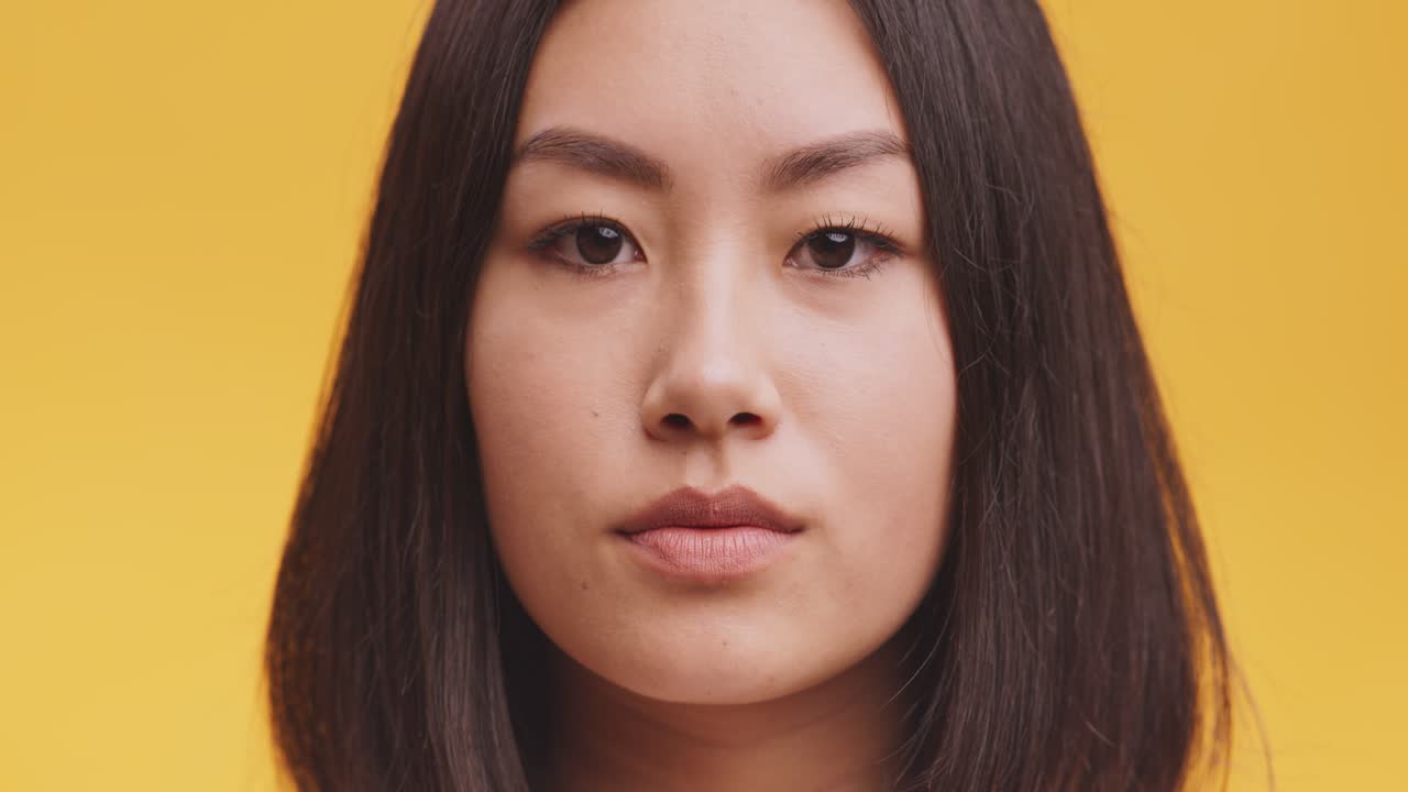 입술에 손가락을 은 여자