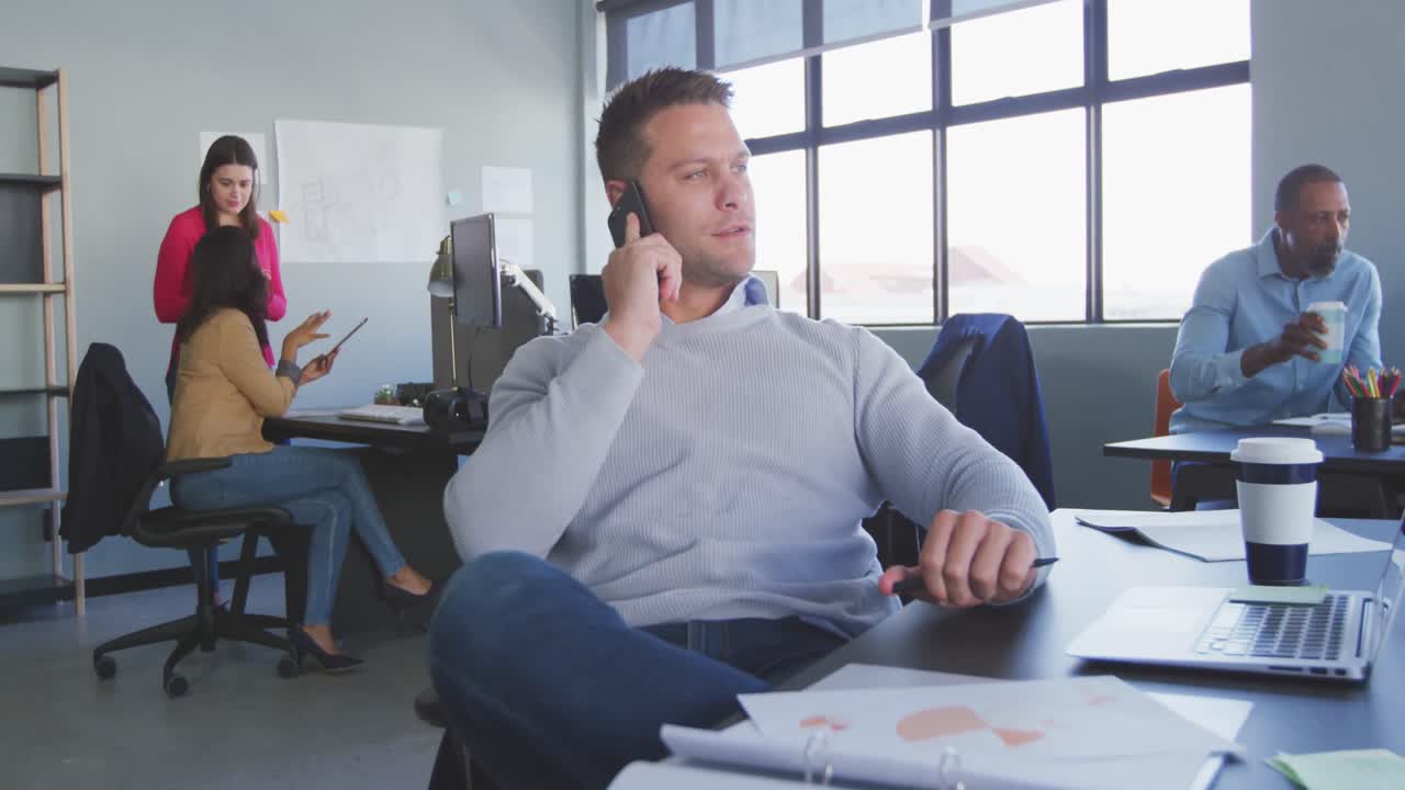 Uomo d'affari al telefono in un ufficio moderno