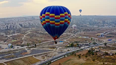 globo de aire caliente en capadocia, turquía - disparo de avión no tripulado